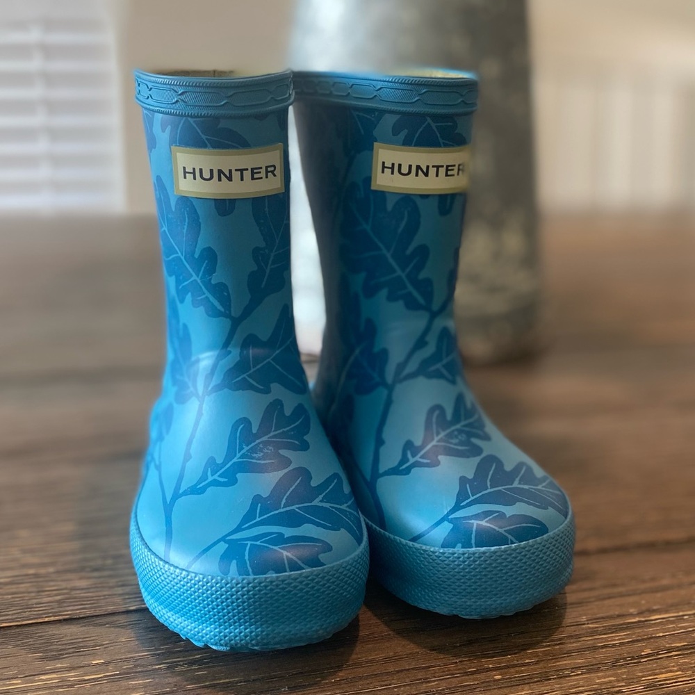 Hunter Kids Blue Oak Leaf Pattern Rain Boots